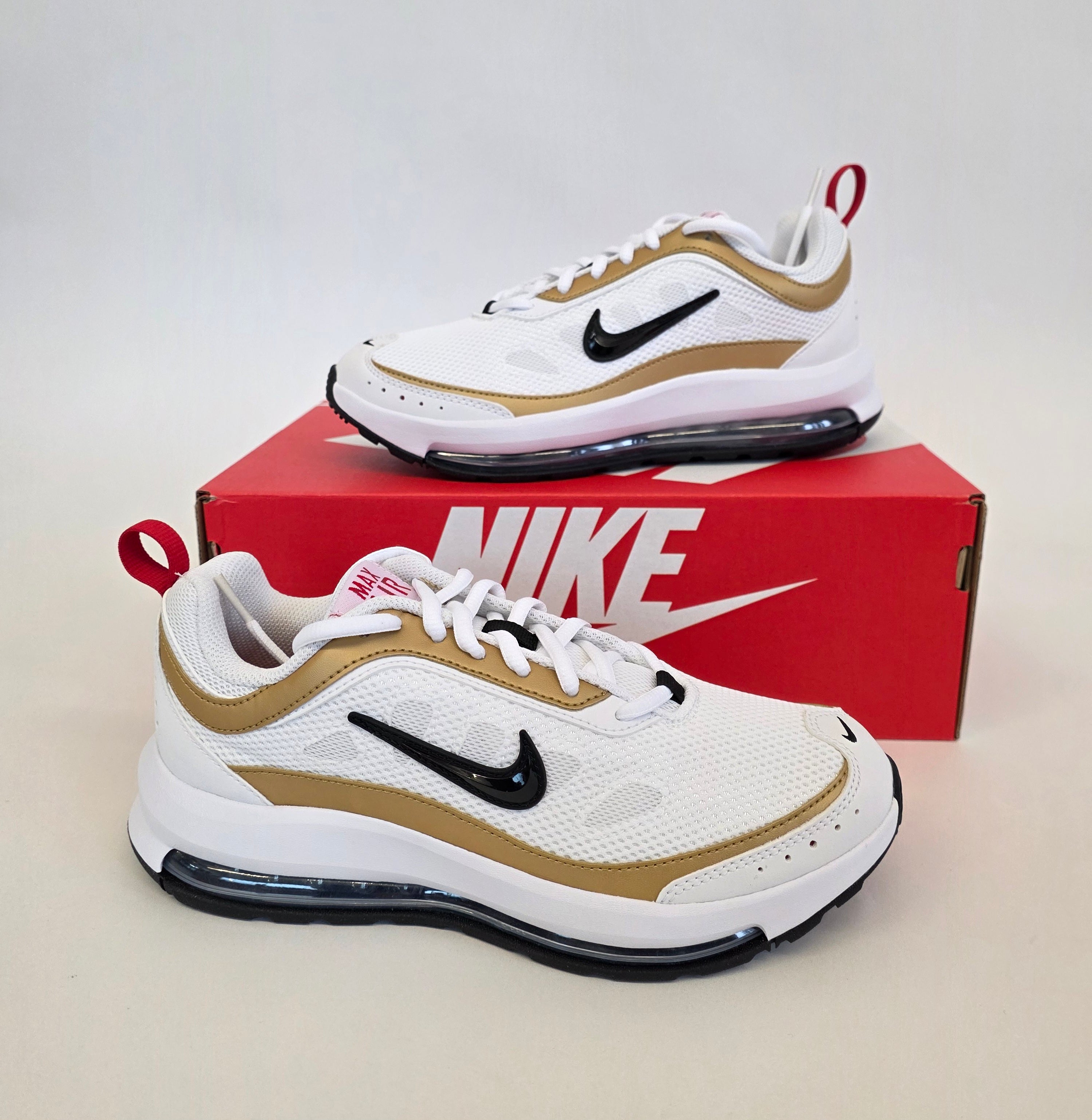 Mix of sports and branded shoes by Adidas, Reebok, Columbia Puma, Nike, New Balance, Loap, Geox and more