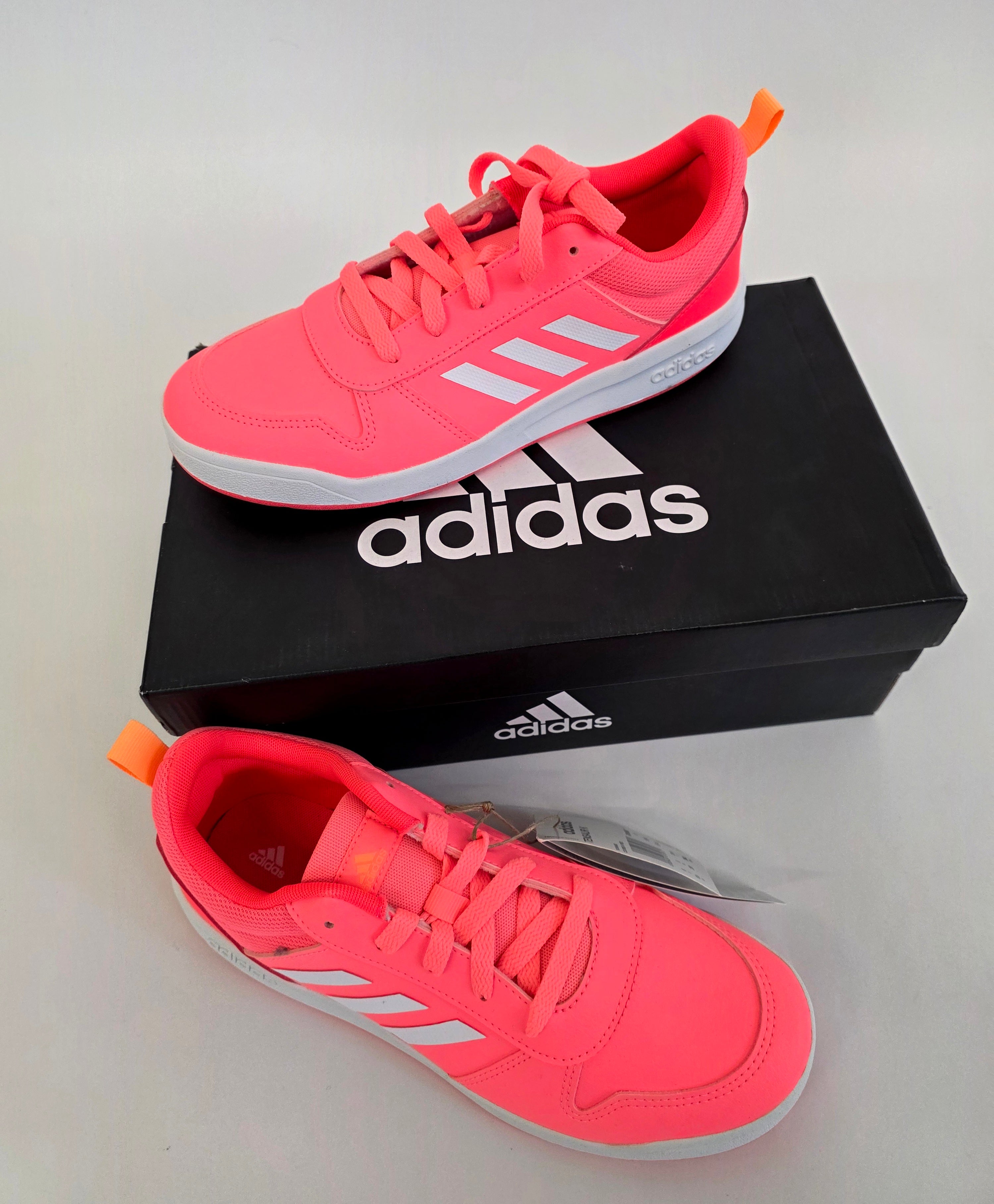 Mix of sports and branded shoes by Adidas, Reebok, Columbia Puma, Nike, New Balance, Loap, Geox and more