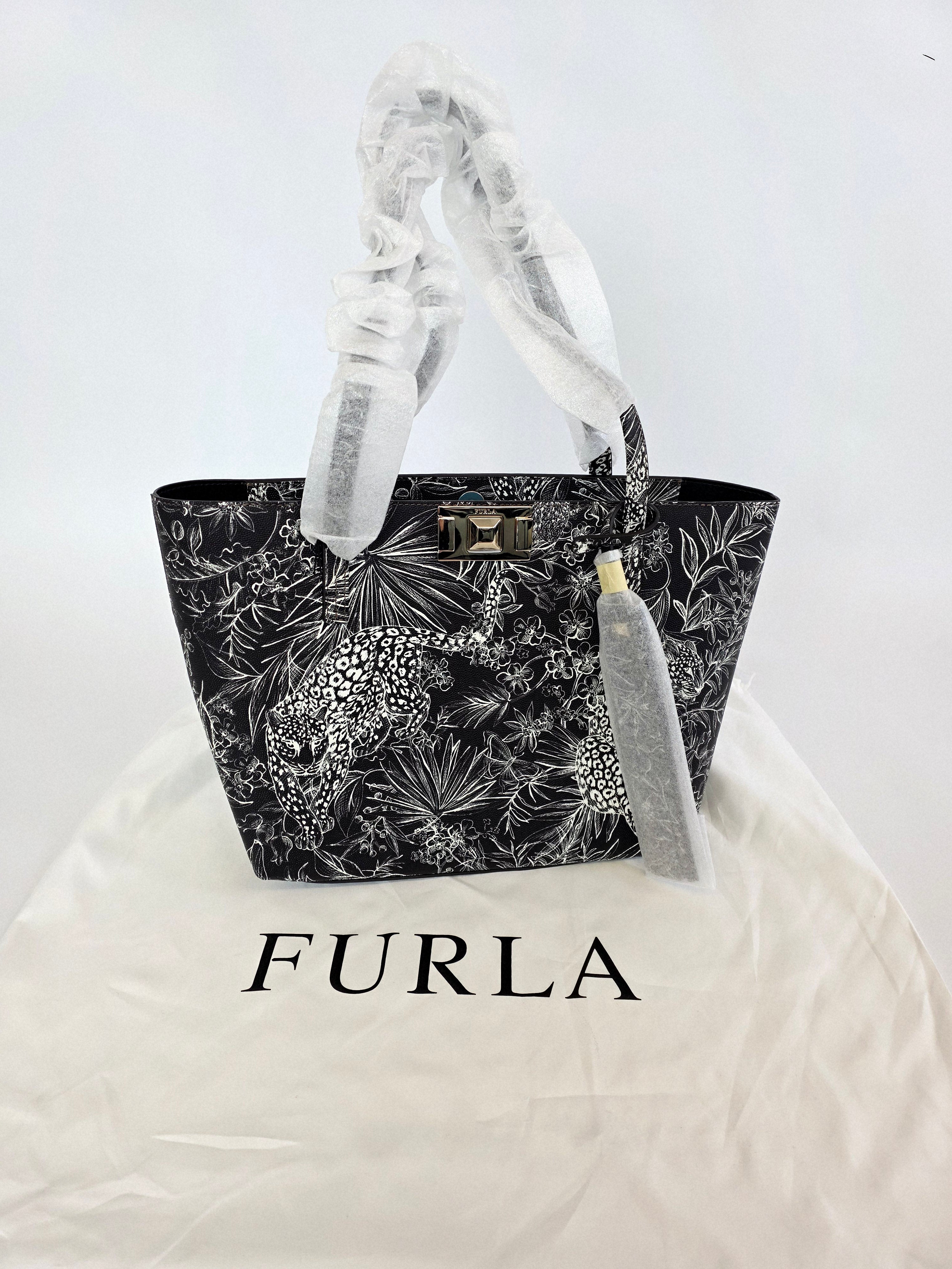 Mix of branded bags by Karl Lagerfeld, Love Moschino, Guess, Calvin Klein, Tommy Hilfiger and more.